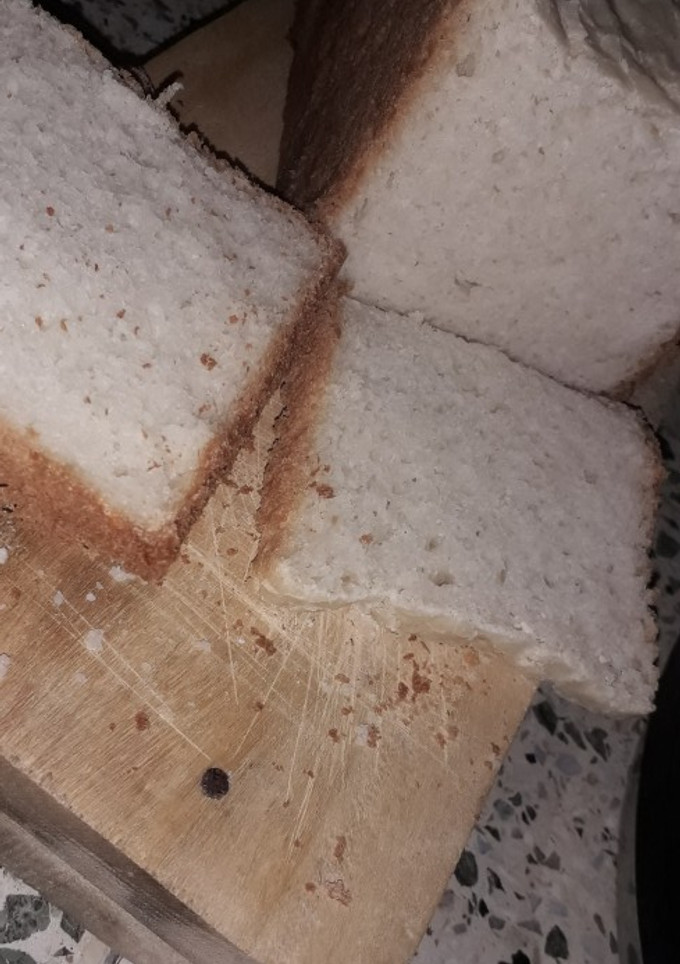 હોમમેડ બ્રેડ (Homemade Bread Recipe In Gujarati) રેસીપી મુખ્ય ફોટો