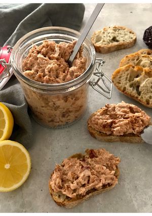 Une photo de Rillettes de saumon, citron et tomates séchées