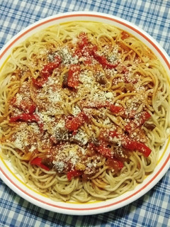 A picture of Lightly Spicy Spaghetti with Sauce and Red Pepper.