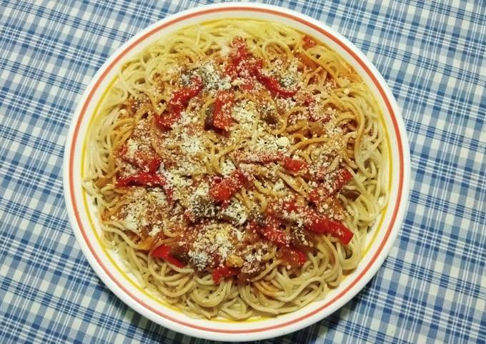κύρια φωτογραφία συνταγής Ελαφρώς Spicy Spaghetti με σάλτσα και κόκκινη πιπεριά