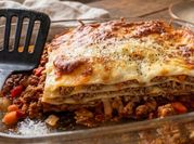 Una foto de lasagna de carne y zanahoria
