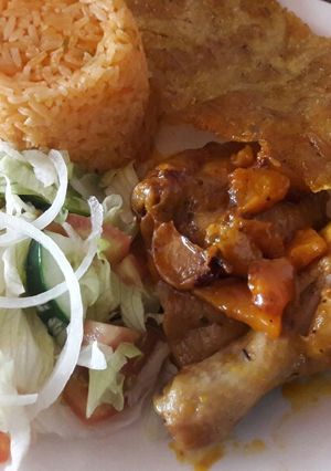 Una foto de Arroz con pimentón rojo, cebollín y ajo