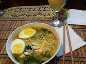 Una foto de ramen de pollo facil