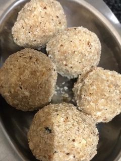 ड्राई फ्रूट्स लड्डू (dry fruits ladoo recipe in Hindi) रेसिपी मुख्य फोटो