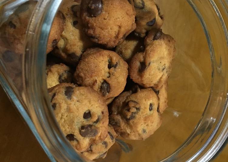 Steps to Make Favorite Chocolate Chip Cookies