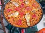 Una foto de paella de carne y pollo