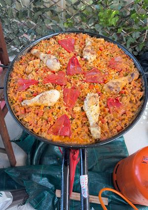 Una foto de Paella de pollo