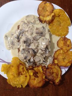 Una foto de Sándwich de pollo 🍗 en salsa de champiñones 🍄