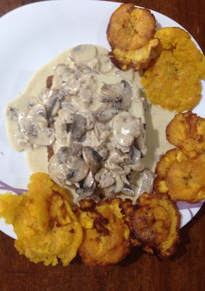 Una foto de Sándwich de pollo 🍗 en salsa de champiñones 🍄
