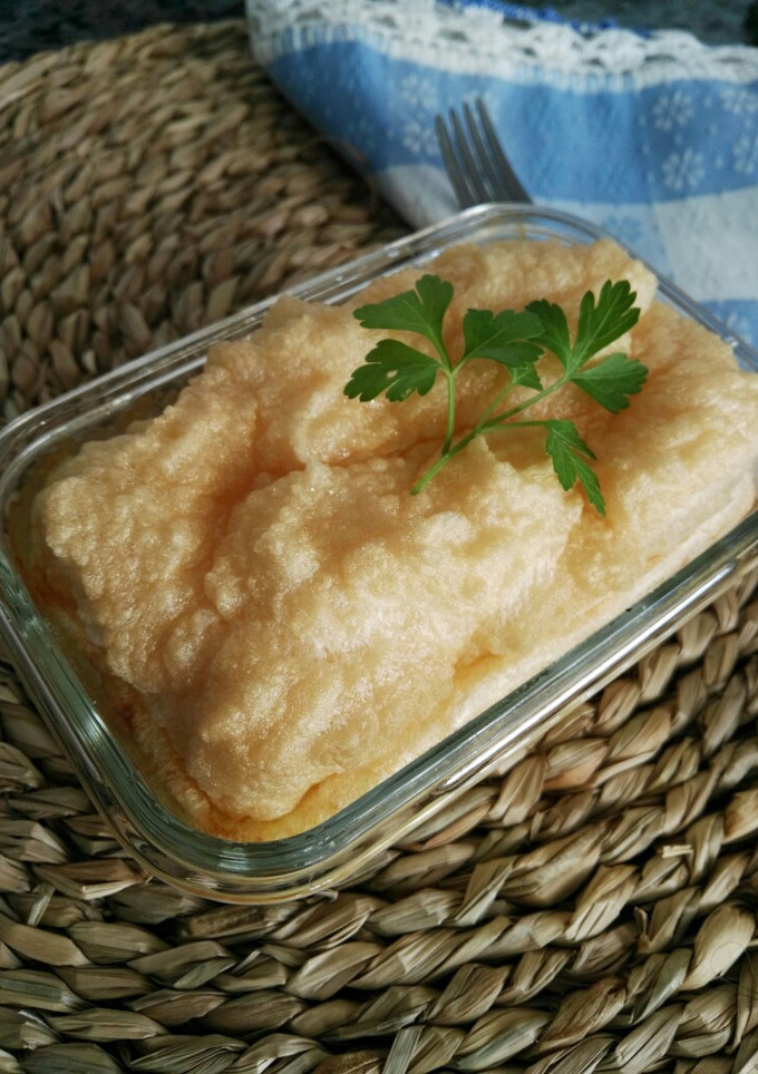 Una foto de Soufflé de merluza y gambas