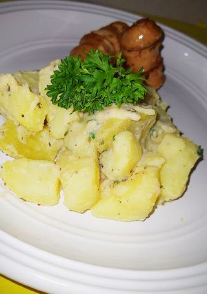 Una foto de Papas salteadas acompañadas de salchichas artesanales