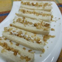 A picture of Bread walnuts finger.