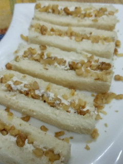 A picture of Bread walnuts finger.