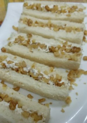 A picture of Bread walnuts finger.