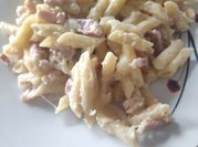 Una foto de macarrones carbonara