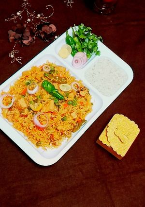 A picture of Chicken Veg Pulao.