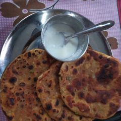A picture of Dal wali missi roti.