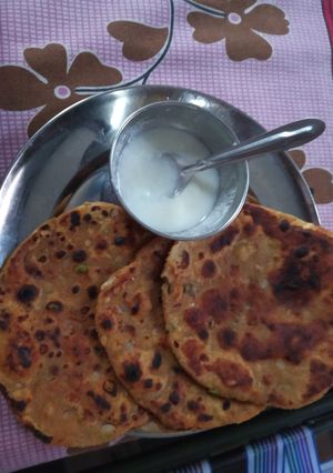 A picture of Dal wali missi roti.