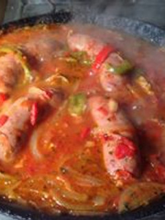 Una foto de Chorizos a la pomarola fácil y ricos con puré de papas