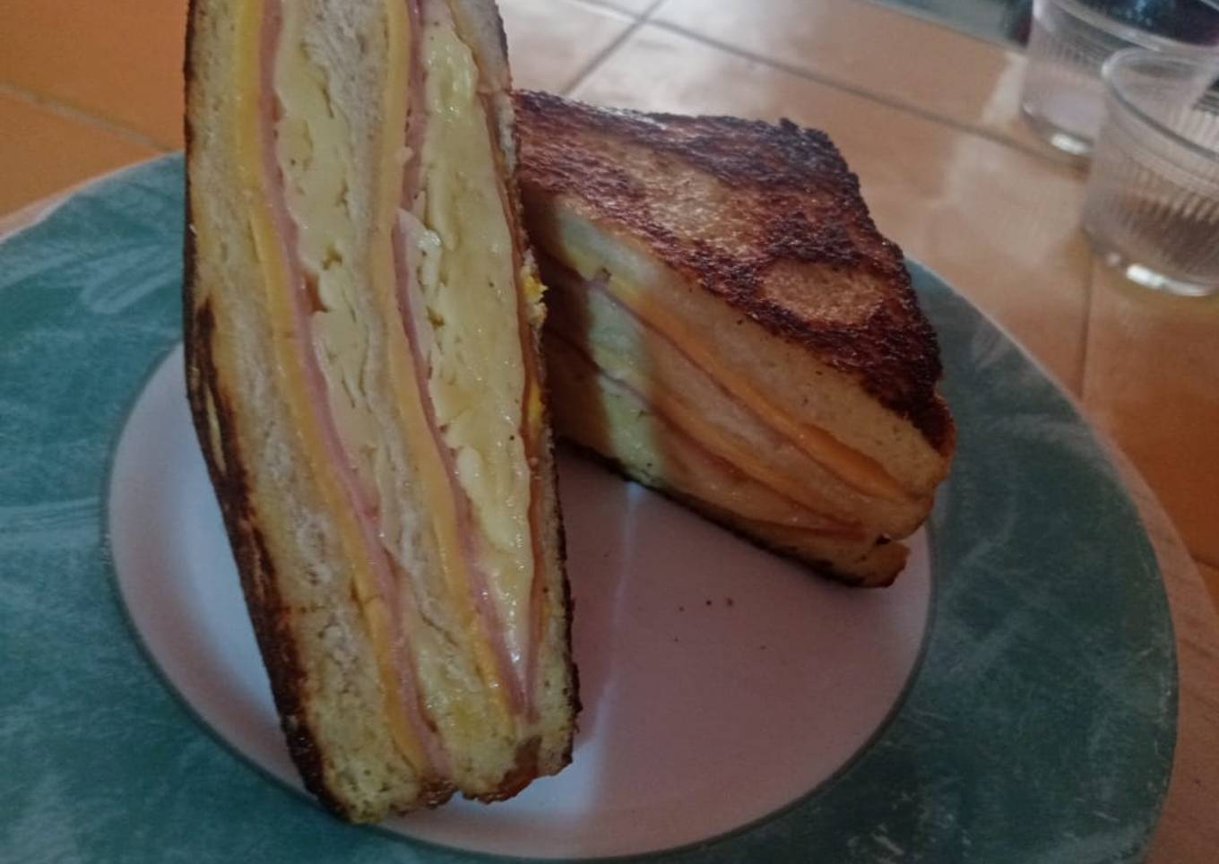 Rico sándwich Montecristo y mayonesa casera
