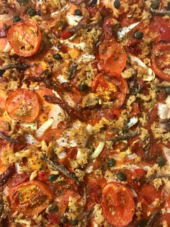 Una foto de Coca de Tomate, Pimiento y Anchoas