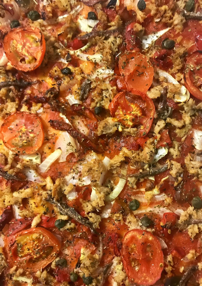 Una foto de Coca de Tomate, Pimiento y Anchoas