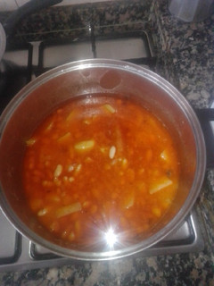 Una foto de Fabada, con patata y chorizo y morcilla