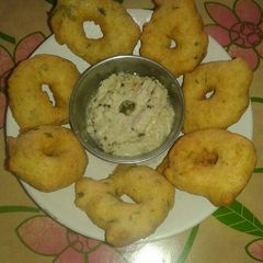 A picture of Medu vada with coconut chutney.