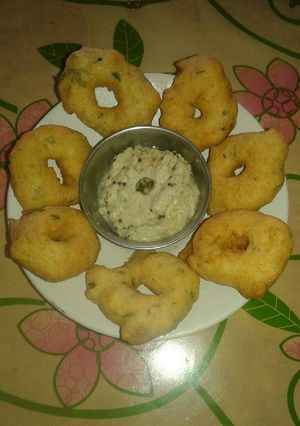 A picture of Medu vada with coconut chutney.