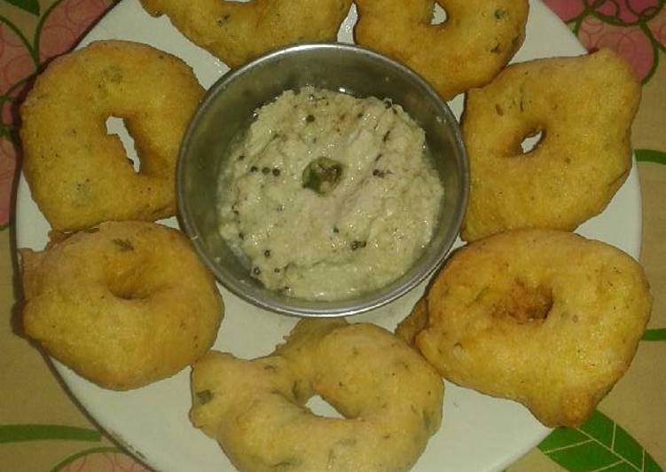 Medu vada with coconut chutney