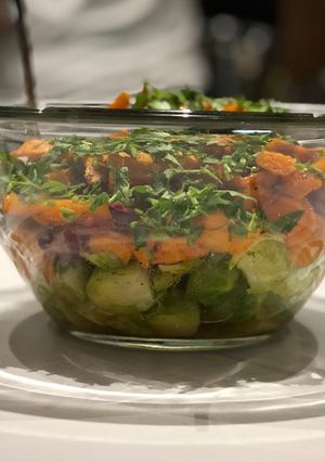 Une photo de Salade choux de Bruxelles, patates douces et carottes