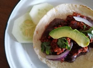 Una foto de Chorizo de atún con arándanos