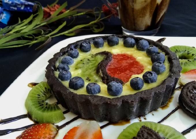 Oreo chocolate tart with fruit puree