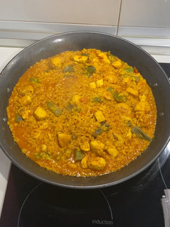 Una foto de Paella de pollo