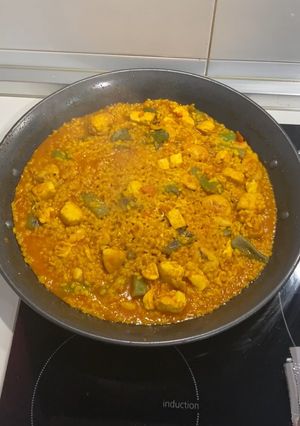 Una foto de Paella de pollo
