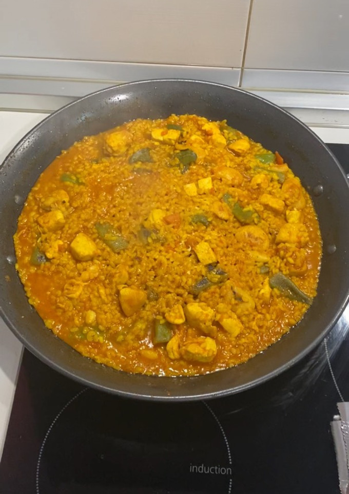 Una foto de Paella de pollo