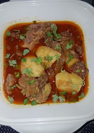A picture of Aloo gosht.