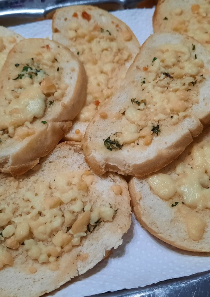 Una foto de Pan con manteca a las hierbas y queso (al horno)