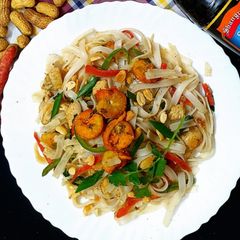 A picture of Pad thai noodles.