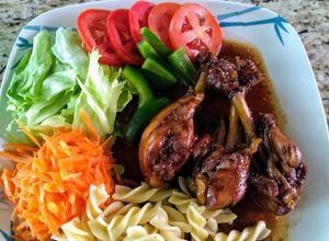 Una foto de Pollo glaseado estilo cantonés