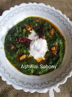 पालक लसुनी (palak lasuni recipe in marathi) रेसिपी चे मुख्य फोटो