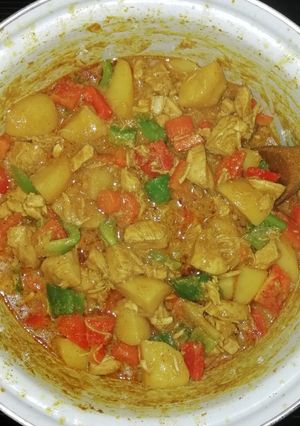 A picture of LeViés Chicken Curry.