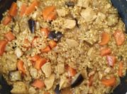 Una foto de arroz con pollo curry
