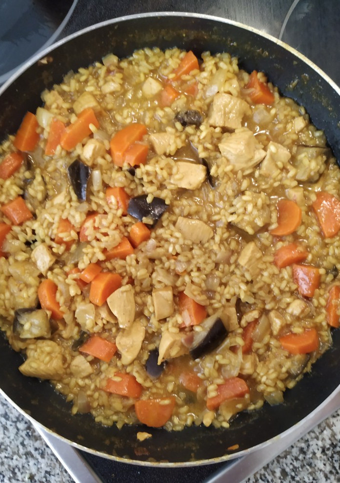 Una foto de Arroz con pollo al curry
