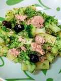 Rigatoni con broccoletti, tonno e olive nere