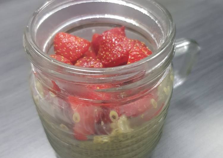 Resep Greentea Chia Pudding w/ Strawberry Anti Gagal
