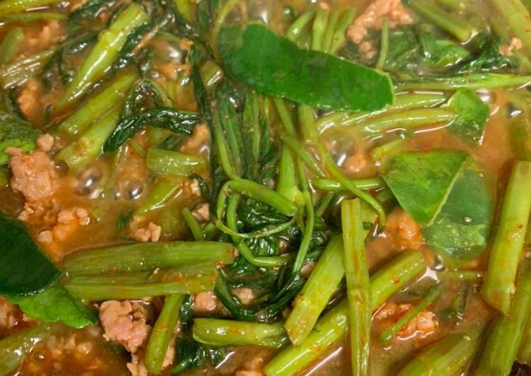 พริกแกงผักบุ้งใส่หมูสับ