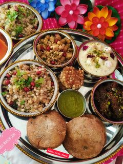 अष्टमी स्पेशल फलाहारी थाली (Ashtmi Special Falahari Thali Recipein Hindi) रेसिपी मुख्य फोटो
