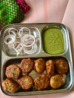 इंस्टेंट वेजिटेबल सूजी बोंडा (instant vegetable suji vada recipe in Hindi) रेसिपी मुख्य फोटो