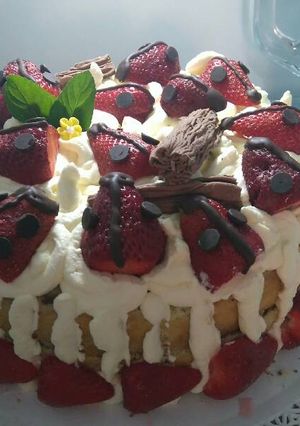 Una foto de Torta de chocolate y frutillas "vaquita de San Antonio"